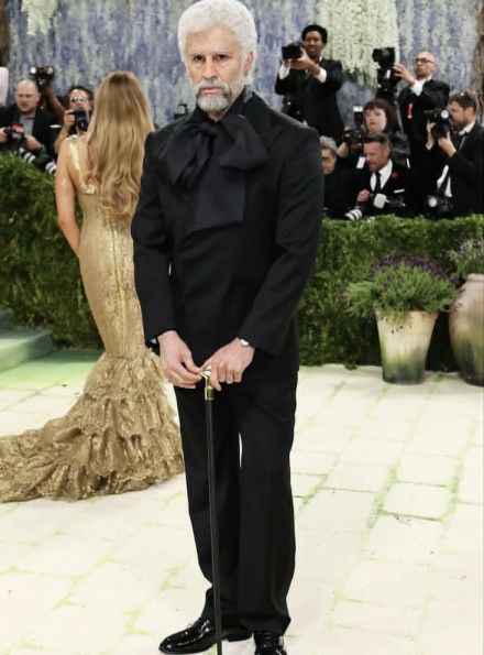 Bad Bunny si trasforma in anziano con stile per il Met Gala 2026